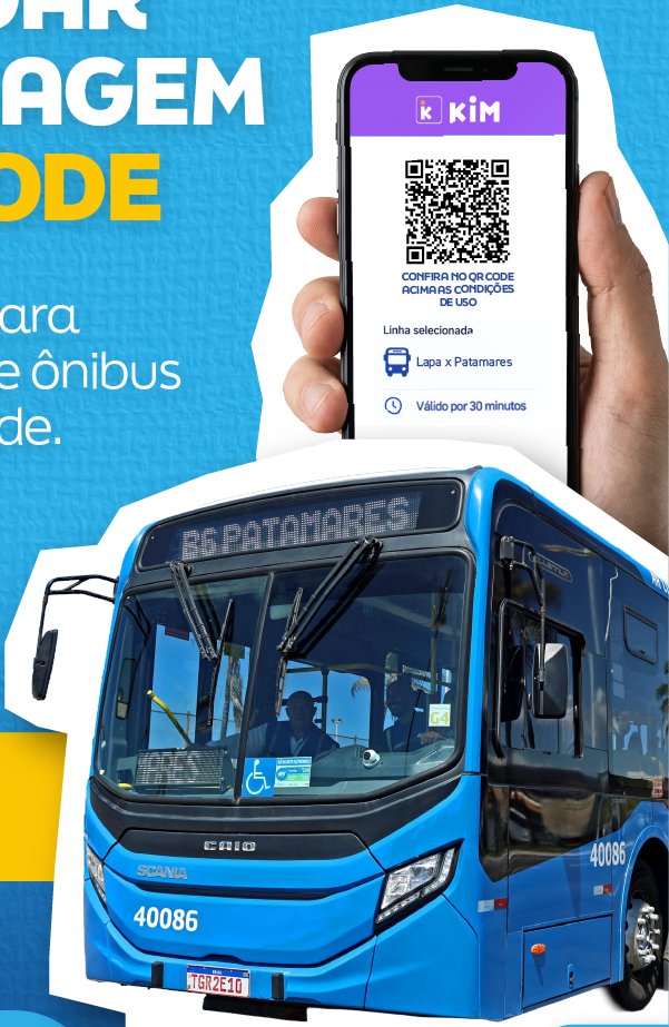Celular com o aplicativo KIM exibindo um QR Code ilustrativo, atrás de um ônibus azul do BRT Salvador.